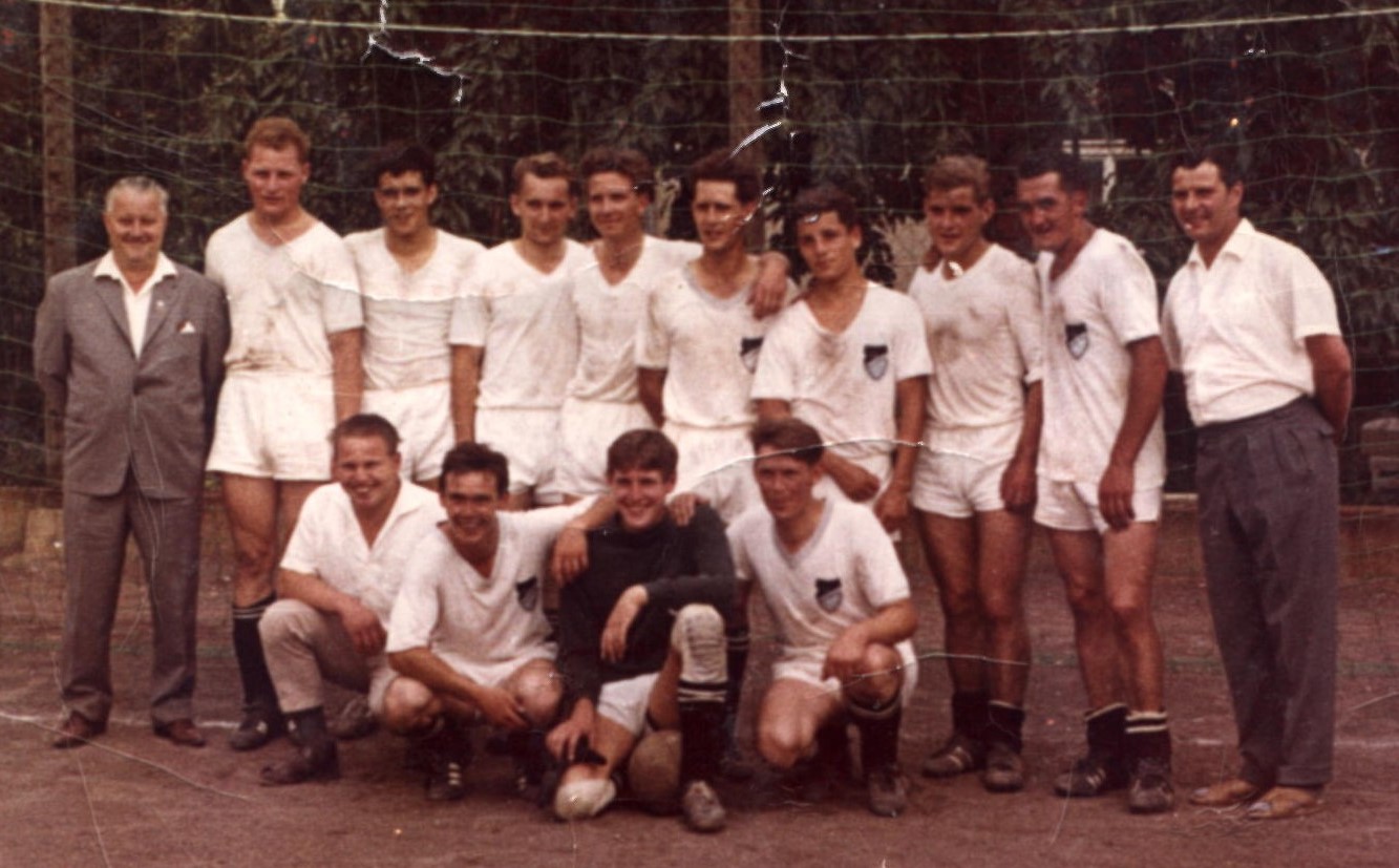 Zum Ellinger Meisterteam in 1964 gehörten: Trainer Rudi Wünsch, K.-P. Moritz, H.-J. Barg, M. Kambeck, R. Schäfer, W. Hoffmann, J. Fickert, H.-W. Kambeck, R. Rüdig, F. Kühling, Friedh. Standfuß, F. Standfuß, H.-J. Kleinlein und R. Anhäuser